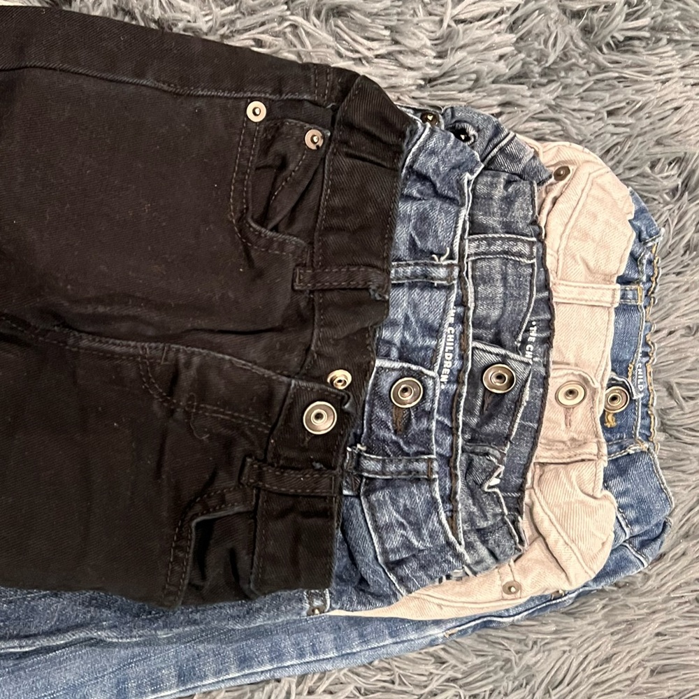 5 pairs of size 2 Toddler. Children’s place skinny jeans. 3blue 1 blk, 1 grey